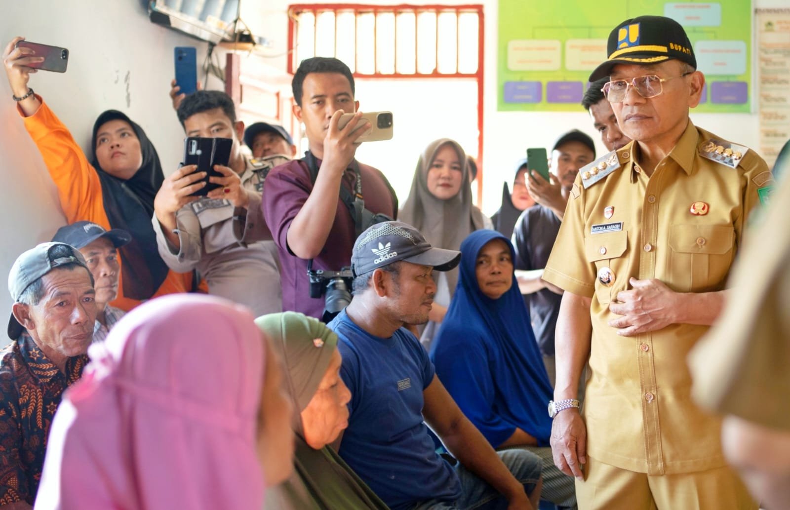 Bupati Simalungun Dr. H. Anton Achmad Saragih, saat meninjau lokasi terdampak di Nagori Talun Rejo, Kecamatan Pematang Bandar. 