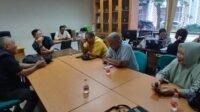 Suasana pertemuan Forum Wartawan DPRD Sumut dibawah Pimpinan Ariadi, bersama beberapa wartawan lainnya diantara Zulfikar Tanjung. Oji Nasution, Muhammad Syaiful,Adi Siswoyo Wasgo dengan Humas DPRD Sumut, Muhammad Sofyan di DPRD Sumut.