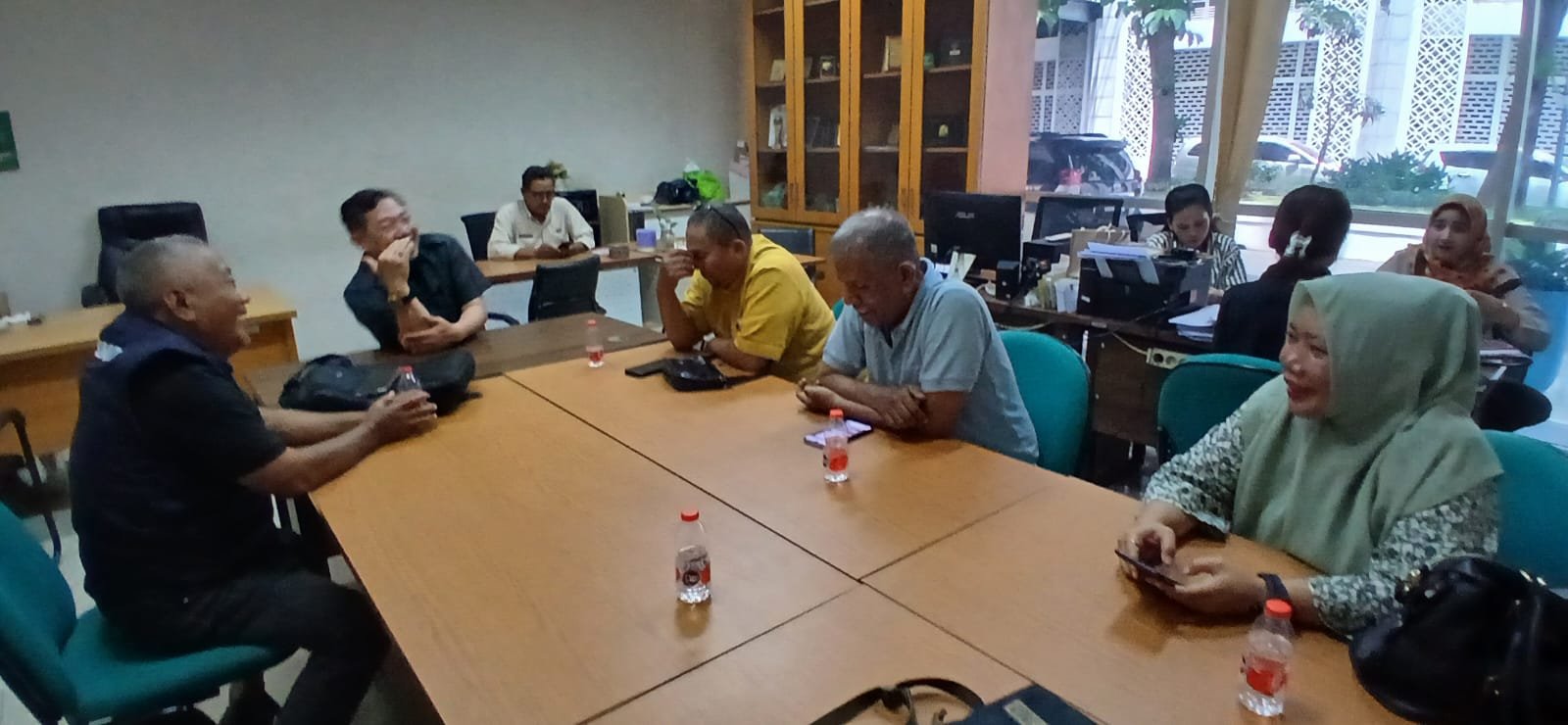 Suasana pertemuan Forum Wartawan DPRD Sumut dibawah Pimpinan Ariadi, bersama beberapa wartawan lainnya diantara Zulfikar Tanjung. Oji Nasution, Muhammad Syaiful,Adi Siswoyo Wasgo dengan Humas DPRD Sumut, Muhammad Sofyan di DPRD Sumut.