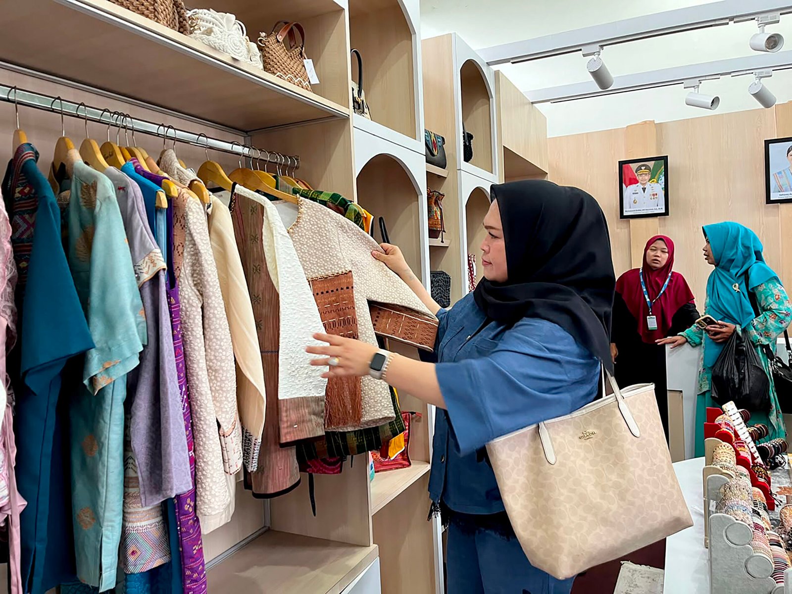 Ketua Dharma Wanita Persatuan (DWP) Dinas Komunikasi dan Informatika (Kominfo) Provinsi Sumatera Utara (Sumut) Grace Erwin Harahap mengunjungi Pekan Raya Sumatera Utara (PRSU) ke-50 di Kompleks Tapian Daya, Jalan Gatot Subroto, Medan, Kamis (16/7/2026). 