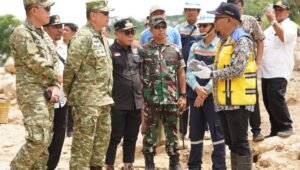 Danrem 023/KS Kolonel Inf Iwan Budiarso bersama Tim monitoring dan evaluasi saat meninjau lokasi pasca bencana di Tapteng, Rabu (29/07/2026).
