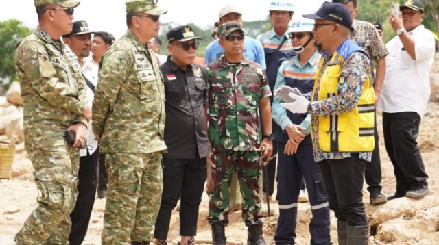 Danrem 023/KS Kolonel Inf Iwan Budiarso bersama Tim monitoring dan evaluasi saat meninjau lokasi pasca bencana di Tapteng, Rabu (29/07/2026).