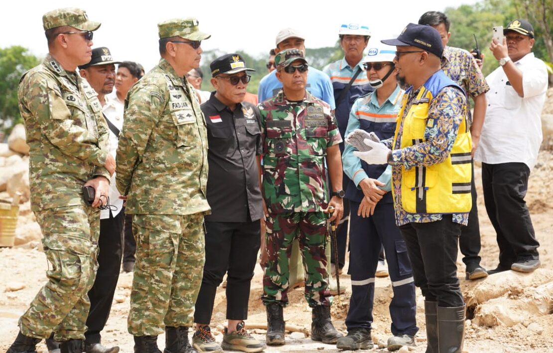 Danrem 023/KS Kolonel Inf Iwan Budiarso bersama Tim monitoring dan evaluasi saat meninjau lokasi pasca bencana di Tapteng, Rabu (29/07/2026).