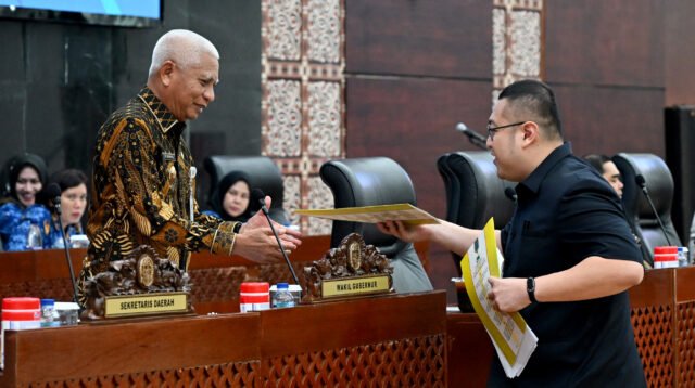 Wakil Gubernur Sumatera Utara (Sumut) Surya didampingi Penjabat Sekretaris Daerah Provinsi (Sekdaprov) Sumut Sulaiman Harahap dan para OPD mengikuti rapat Paripurna DPRD Provsu dalam acara, Pandangan Umum Fraksi Terhadap Ranperda tentang Pertanggungjawaban Pelaksanaan APBD Provsu TA 2025, di ruang rapat paripurna Kantor DPRD Provinsi Sumatera Utara, Jumat (17/7/2026)
