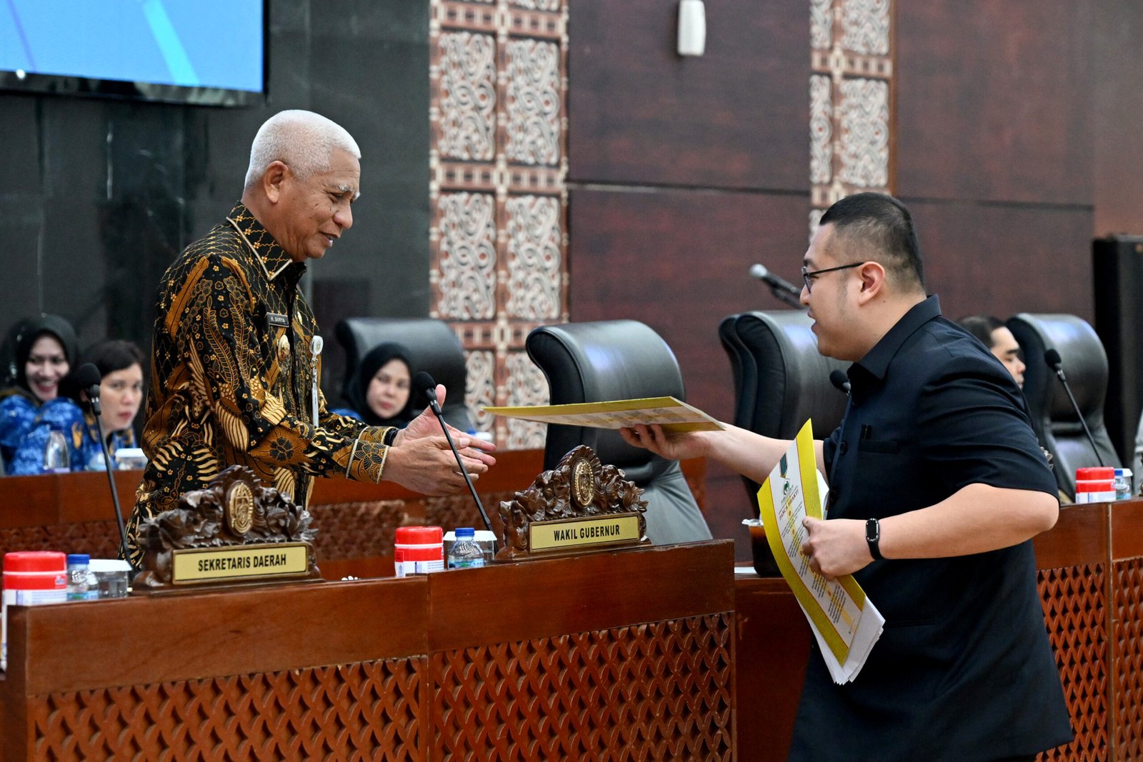 Wakil Gubernur Sumatera Utara (Sumut) Surya didampingi Penjabat Sekretaris Daerah Provinsi (Sekdaprov) Sumut Sulaiman Harahap dan para OPD mengikuti rapat Paripurna DPRD Provsu dalam acara, Pandangan Umum Fraksi Terhadap Ranperda tentang Pertanggungjawaban Pelaksanaan APBD Provsu TA 2025, di ruang rapat paripurna Kantor DPRD Provinsi Sumatera Utara, Jumat (17/7/2026)