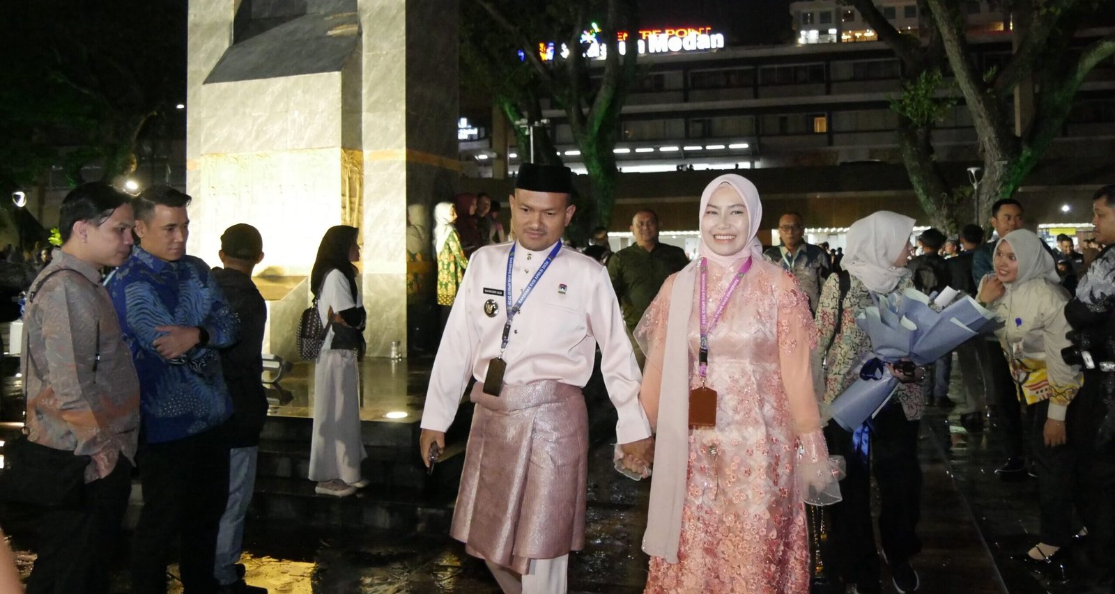 Mahyaruddin Salim bersama Ketua TP PKK Kota Tanjung Balai Mashandayani Mahyaruddin menuju lokasi acara Gala Dinner Rakernas APEKSI XVIII*