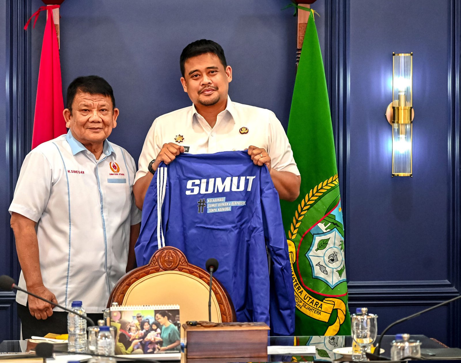 Gubernur Sumatera Utara (Sumut) Muhammad Bobby Afif Nasution bersama Penjabat Sekretaris Daerah Provinsi (Sekdaprov) Sumut Sulaiman Harahap, dan di dampingi beberapa OPD menerima audiensi pengurus Komite Olahraga Nasional Indonesia Provinsi Sumut, di ruang kerja Gubernur lantai 10 Kantor Gubernur, Selasa (14/7/2026)