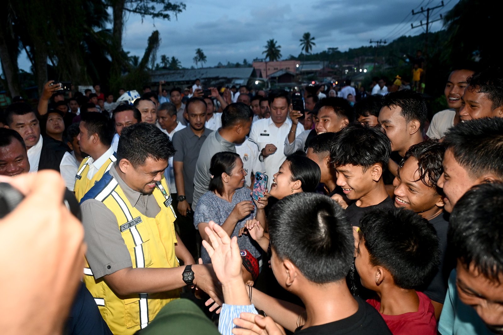 Gubernur Sumatera Utara (Sumut), Muhammad Bobby Afif Nasution meninjau kondisi jembatan Sungai Mo'awo di Jalan Yos Sudarso, Gamo, Kota Gunungsitoli, Rabu (15/7/2026). Gubernur juga berkesempatan membuka dialog bersama warga tentang kebutuhan nelayan dan masyarakat Gunungsitoli.