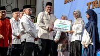 Gubernur Sumatera Utara (Sumut) Muhammad Bobby Afif Nasution bersama Ketua Badan Amil Zakat Nasional (BAZNAS) Provinsi Sumut Mohammad Hatta, serta di dampingi sejumlah OPD, menyalurkan bantuan Zakat, Infak, dan Sedekah (ZIS) kepada penerima manfaat, secara simbolis pada Pendistribusian Bantuan ZIS Triwulan II Tahun 2026 di Aula Raja Inal Siregar (RIS), Kantor Gubernur Sumut, Jalan Pangeran Diponegoro Nomor 30, Medan, Selasa (30/6/2026).