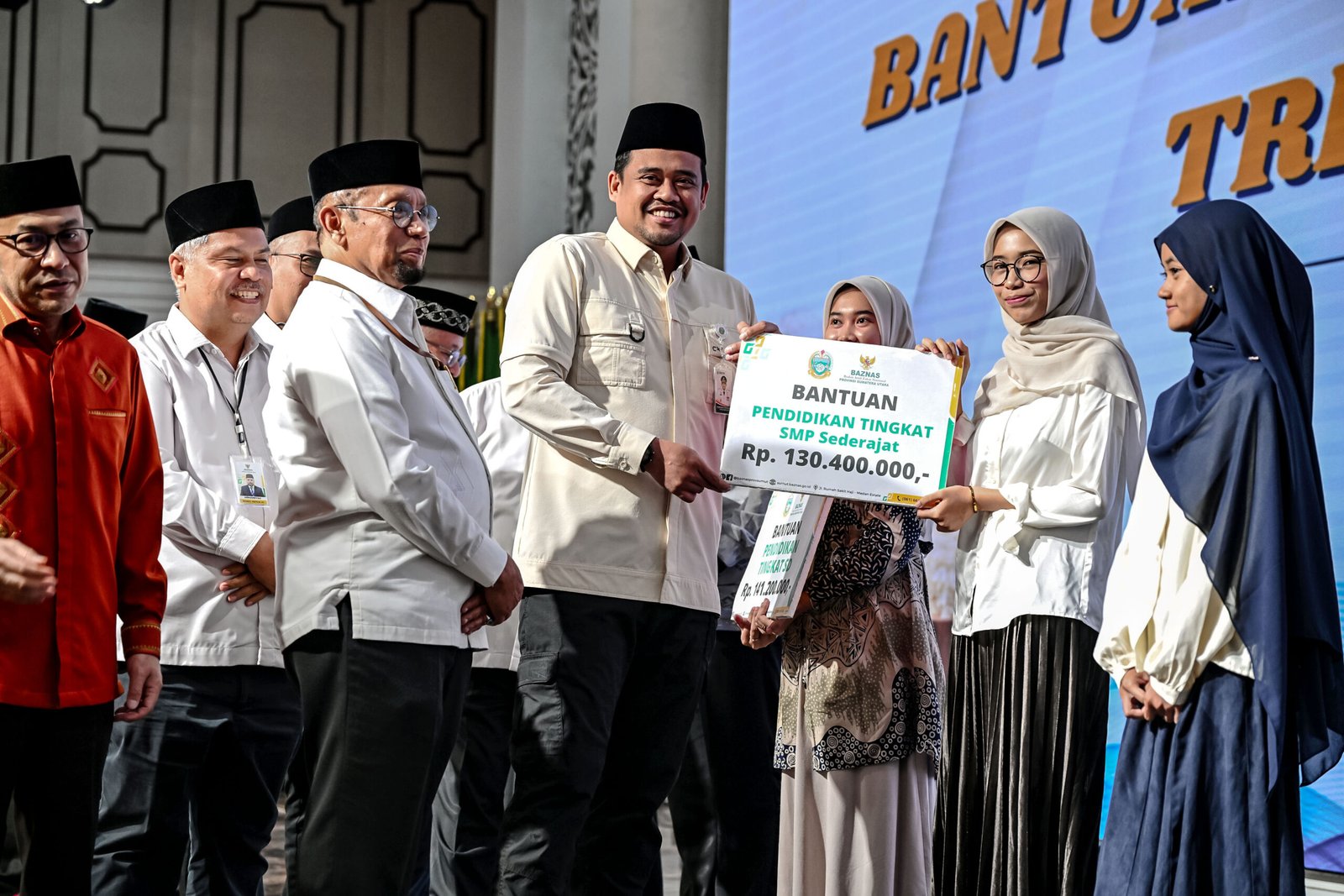 Gubernur Sumatera Utara (Sumut) Muhammad Bobby Afif Nasution bersama Ketua Badan Amil Zakat Nasional (BAZNAS) Provinsi Sumut Mohammad Hatta, serta di dampingi sejumlah OPD, menyalurkan bantuan Zakat, Infak, dan Sedekah (ZIS) kepada penerima manfaat, secara simbolis pada Pendistribusian Bantuan ZIS Triwulan II Tahun 2026 di Aula Raja Inal Siregar (RIS), Kantor Gubernur Sumut, Jalan Pangeran Diponegoro Nomor 30, Medan, Selasa (30/6/2026).