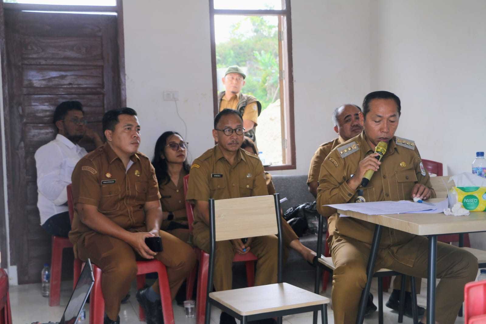 Bupati Taput didampingi sejumlah staf menyampaikan paparan terkait relokasi terdampak bencana alam hidrometeorologi.* 