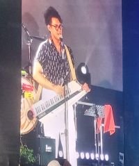 Vokalis band Wijaya 80 Ardhito Pramono saat tampil di Pesona Colorful Medan di lapangan Merdeka Kota Medan. (Foto.IMC/Fajarudin Batubara) 