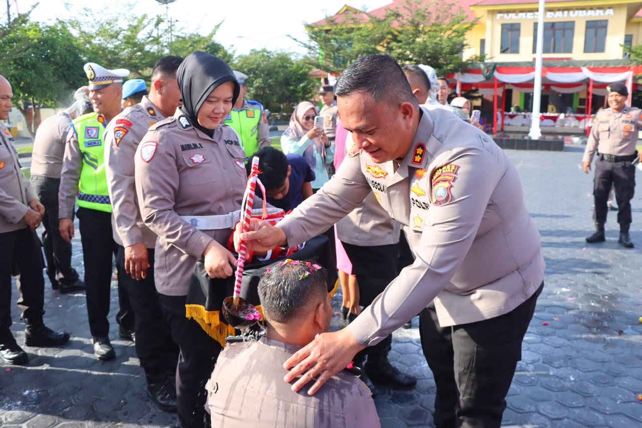 Tradisi penyiraman oleh Kapolres Batu Bara kepada 34 personil yang naik pangkat.