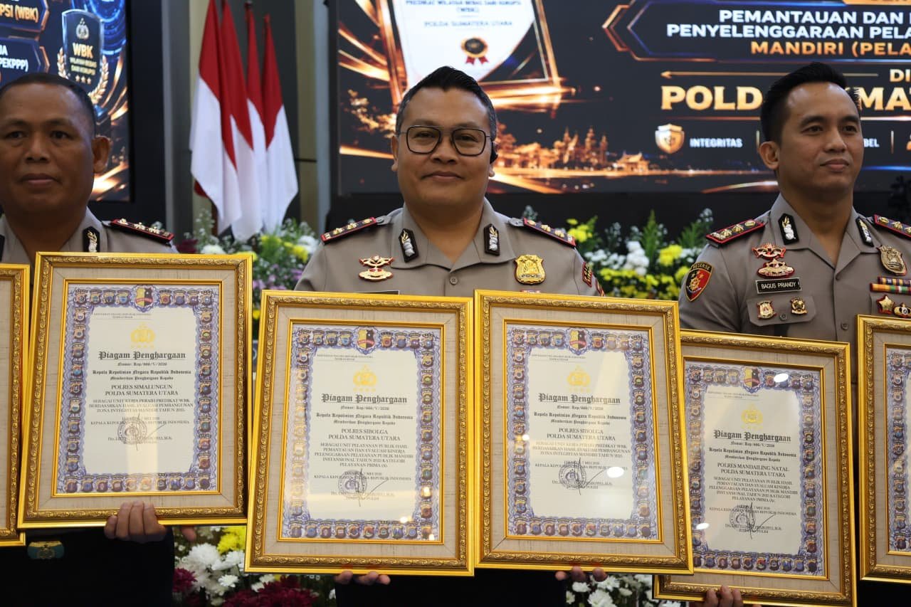Kapolres Sibolga (tengah) AKBP Eddy Inganta, S.H, S.I.K, M.H saat menerima dua piagam penghargaan dari Kapolri di Polda Sumut, Selasa (28/7/2026).