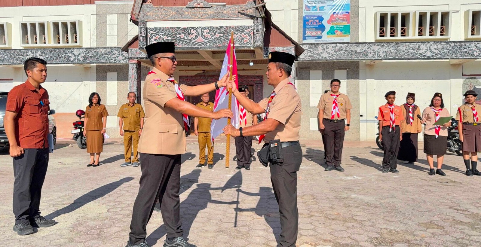 Bupati Taput JTP Hutabarat melepas kontingen Pramuka menuju Jambore Daerah 2026 Sumatera Utara.