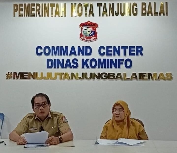 Herman Gultom didampingi Kabid Aset BPKPD Pemkot Tanjung Balai Wirawati, dalam konferensi pers, di ruang Command Center Dinas Kominfo Tanjung Balai*.