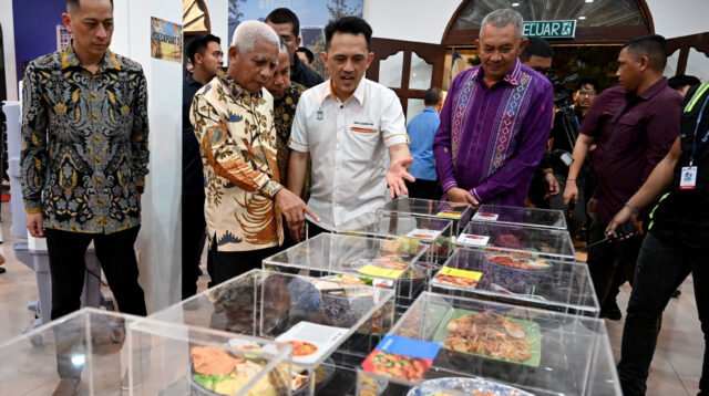 Wakil Gubernur Sumatera Utara (Sumut) Surya, didampingi Penjabat Sekretaris Daerah Provinsi (Sekdaprov) Sumut Sulaiman Harahap, membuka secara resmi, Pekan Raya Sumatera Utara (PRSU) ke-50 tahun 2026 yang digelar di pelataran PRSU jalan Gatot Subroto, Jum'at malam (3/7/2026)