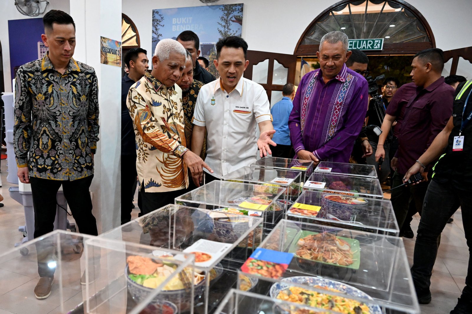 Wakil Gubernur Sumatera Utara (Sumut) Surya, didampingi Penjabat Sekretaris Daerah Provinsi (Sekdaprov) Sumut Sulaiman Harahap, membuka secara resmi, Pekan Raya Sumatera Utara (PRSU) ke-50 tahun 2026 yang digelar di pelataran PRSU jalan Gatot Subroto, Jum'at malam (3/7/2026)