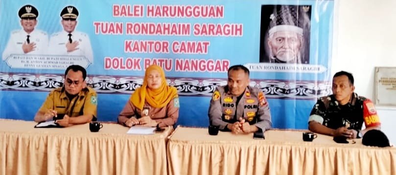 Camat Dolok Batu Nanggar saat pimpin rapat koordinasi.