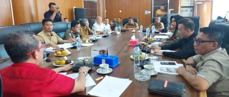 Paul Simanjuntak saat Rapat Dengar Pendapat (RDP) dengan beberapa perwakilan aparat Kelurahan, Kecamatan, Dinas Perkimcikataru dan pemilik bangunan di ruang komisi 4 gedung DPRD Medan, Selasa (28/7/2026)