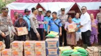 Peduli Pasca Banjir Personil Polres Tapteng saat menyalurkan paket sembako kepada warga korban banjir di Kelurahan Sipange, Rabu (22/7/2026).