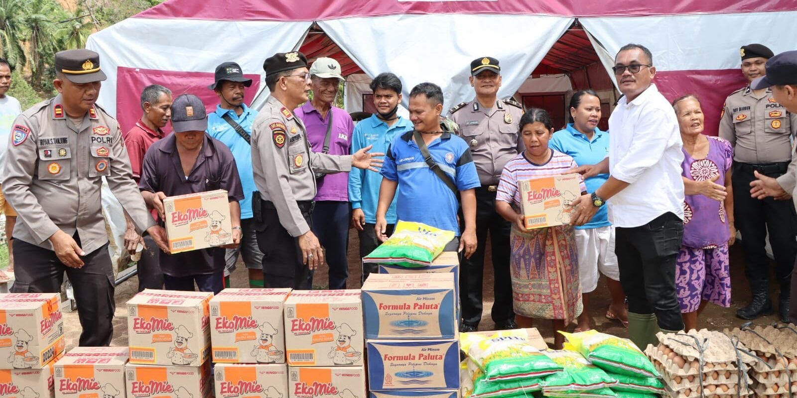 Personil Polres Tapteng saat menyalurkan paket sembako kepada warga korban banjir di Kelurahan Sipange, Rabu (22/7/2026).