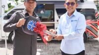 Pemkab Taput Terima - Penyerahan mobil bantuan pelayanan pendapatan dari SOL diterima Bupati Taput JTP Hutabarat.