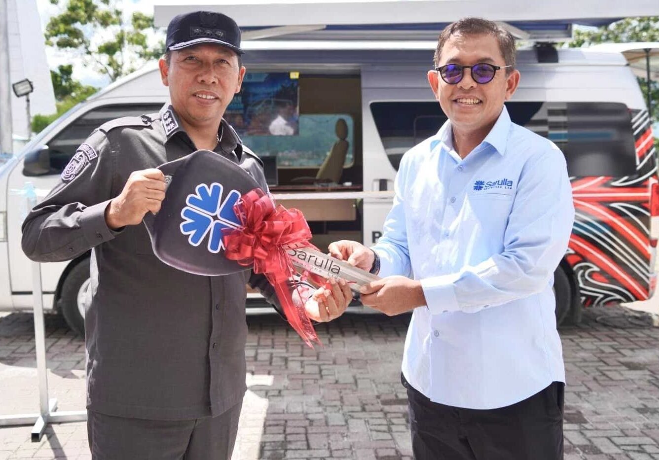 Penyerahan mobil bantuan pelayanan pendapatan dari SOL diterima Bupati Taput JTP Hutabarat.