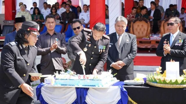 Peringatan dan Syukuran Hari Bhayangkara di Taput,ditandai pemotongan kue/nasi tumpeng.