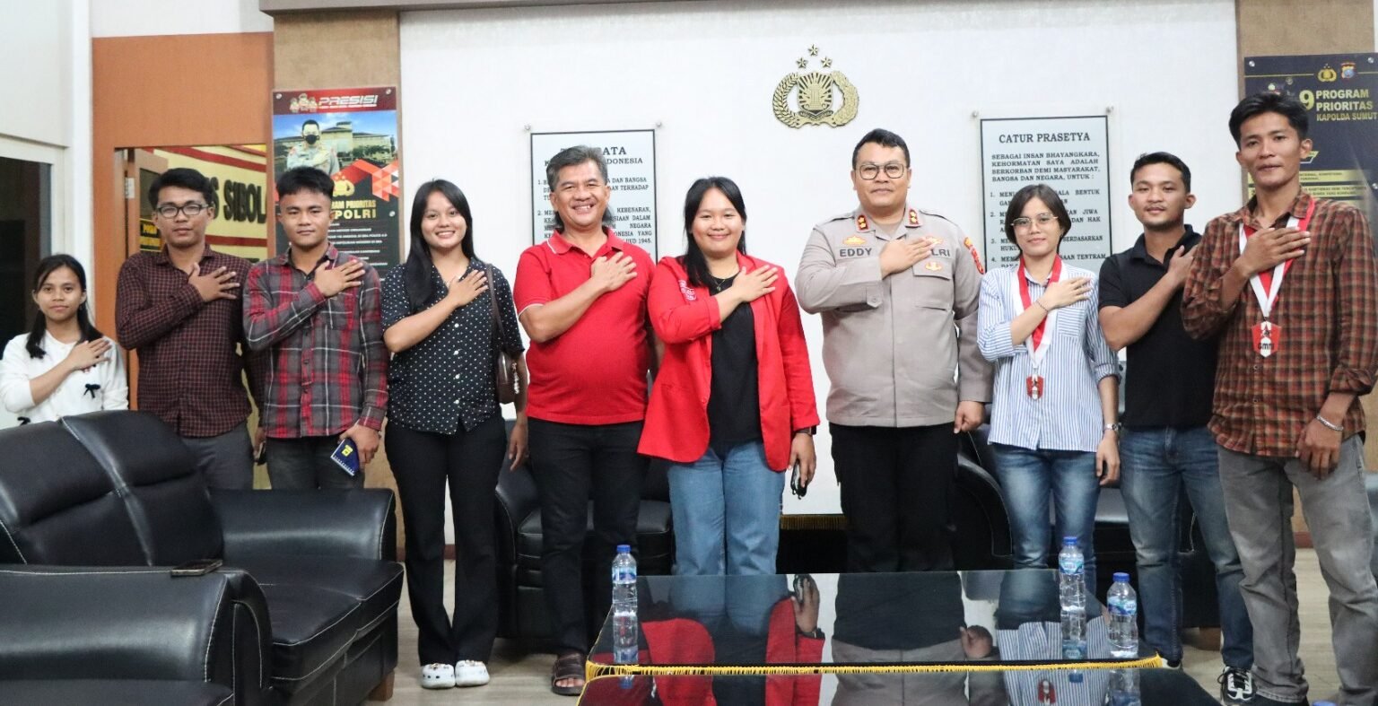 Usai audiensi Kapolres Sibolga foto bersama dengan Ketua dan pengurus DPC GMNI Sibolga-Tapteng.