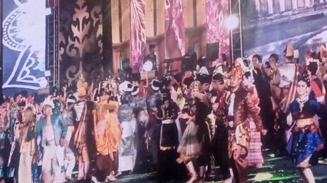Seluruh delegasi kebudayaan negara serumpun dan kontingen kebudayaan dari Kabupaten/Kota di Indonesia ikut serta meronggeng melayu.