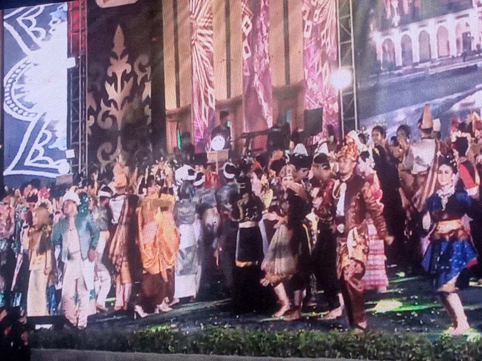 Seluruh delegasi kebudayaan negara serumpun dan kontingen kebudayaan dari Kabupaten/Kota di Indonesia ikut serta meronggeng melayu.