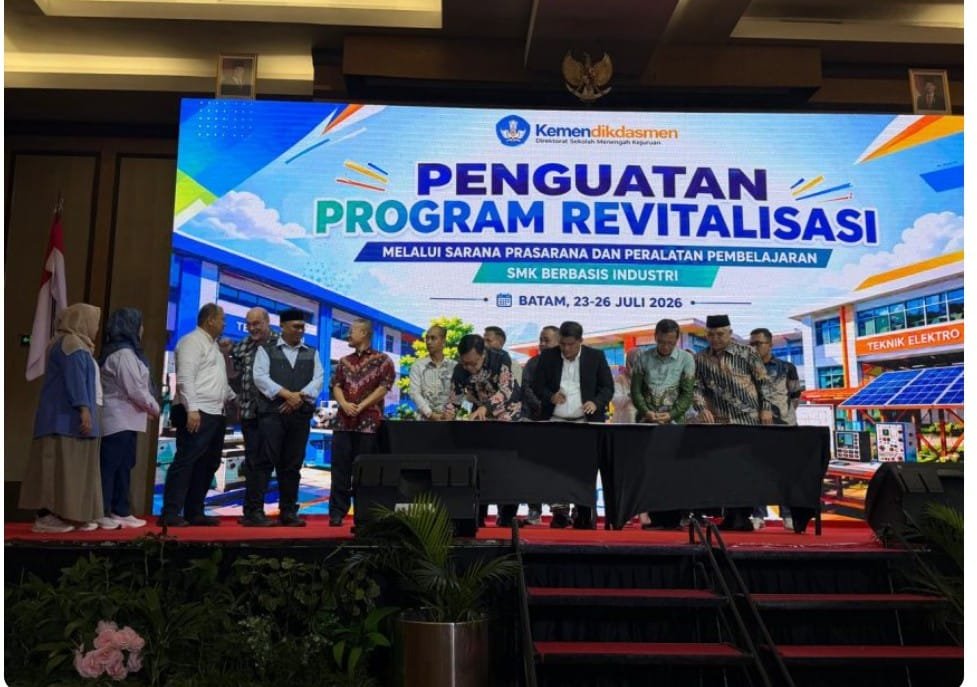 Penandatangan MoU oleh Direktorat Jenderal Pendidikan Vokasi bersama Direktur Politeknik Negeri Batam, Direktur Sekolah Menengah Kejuruan, Kasubdirektorat Sarana Prasarana dan Kasudin Kementrian..