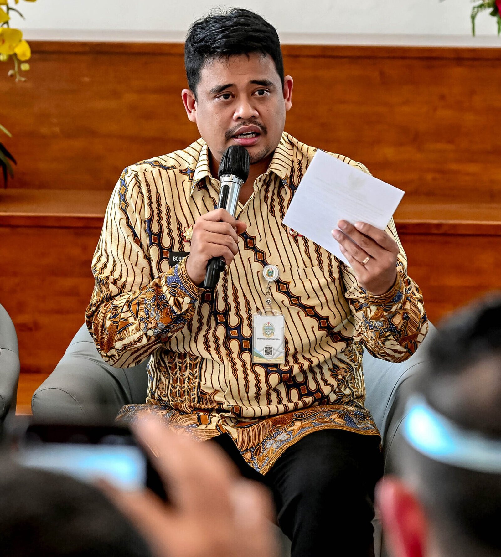 Gubernur Sumut Muhammad Bobby Afif Nasution saat diwawancarai wartawan usai acara KKDN Pasis Dikreg LV Seskko TNI di Aula Raja Inal Siregar, kantor Gubernur Sumut, Jalan DIponegoro, Medan, baru-baru ini.
