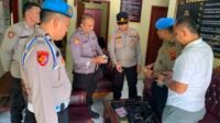 Sipropam Lakukan Plt. Kasi Propam Polres Sibolga IPDA Chandra Purba, S.H didampingi personel Propam dan Kanit Provos Polsek jajaran saat melakukan pemeriksaan senpi di jajaran Polres Sibolga.