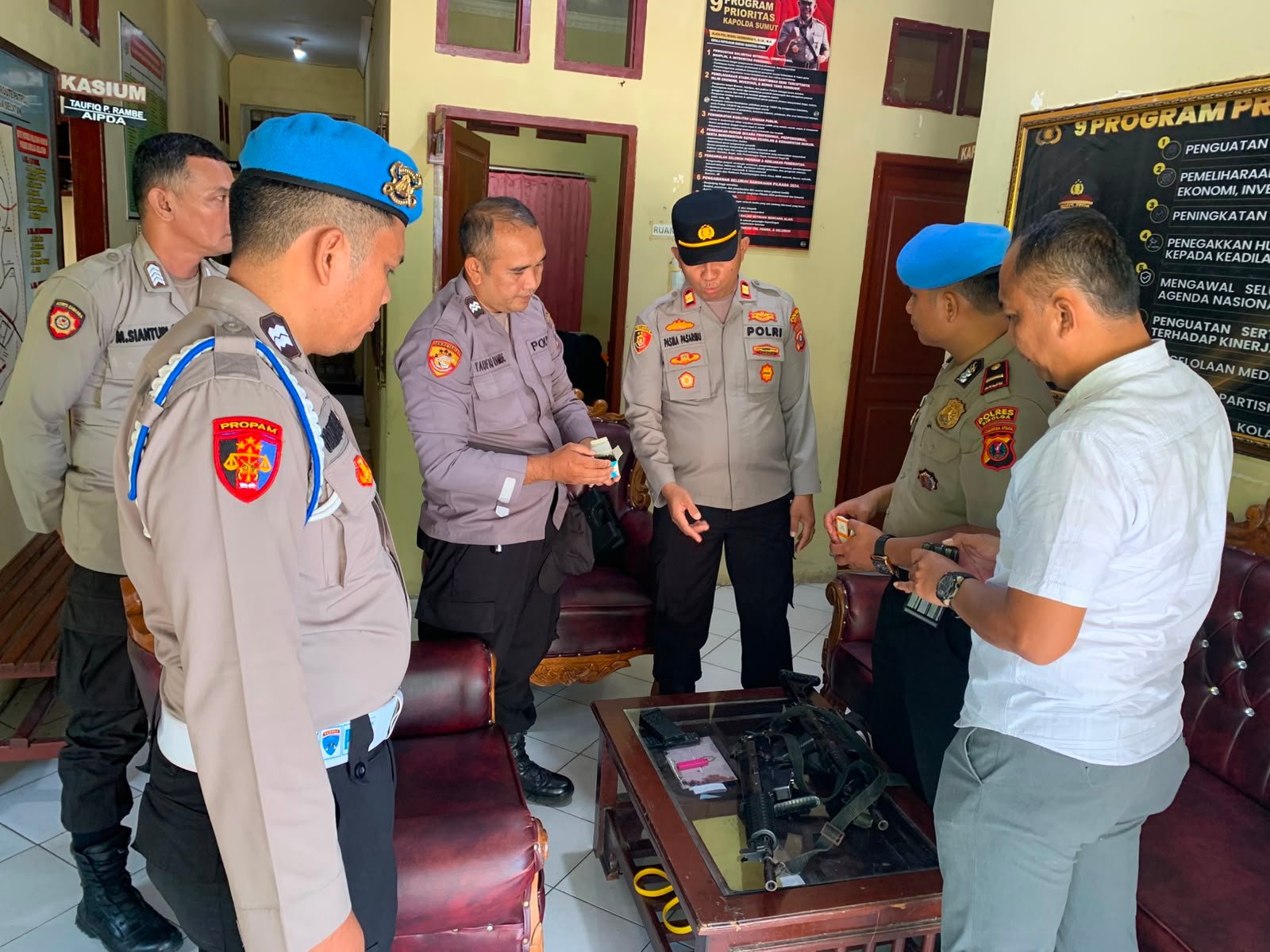 Plt. Kasi Propam Polres Sibolga IPDA Chandra Purba, S.H didampingi personel Propam dan Kanit Provos Polsek jajaran saat melakukan pemeriksaan senpi di jajaran Polres Sibolga.