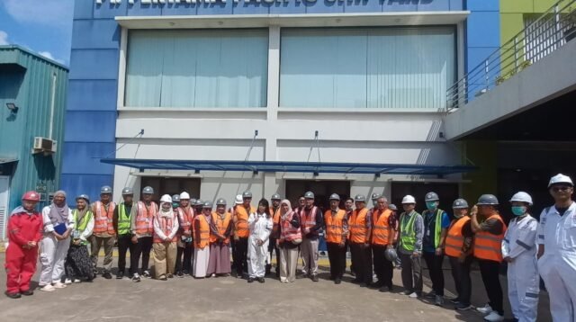 Penandatangan MoU oleh Direktorat Jenderal Pendidikan Vokasi bersama Direktur Politeknik Negeri Batam, Direktur Sekolah Menengah Kejuruan, Kasubdirektorat Sarana Prasarana dan Kasudin Kementrian..
