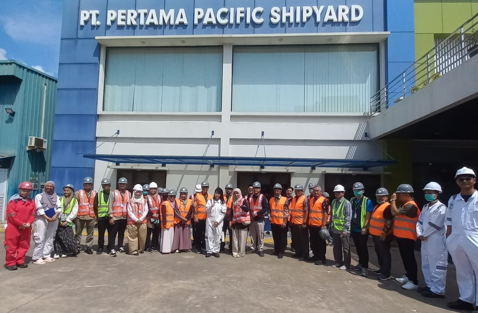 Penandatangan MoU oleh Direktorat Jenderal Pendidikan Vokasi bersama Direktur Politeknik Negeri Batam, Direktur Sekolah Menengah Kejuruan, Kasubdirektorat Sarana Prasarana dan Kasudin Kementrian..