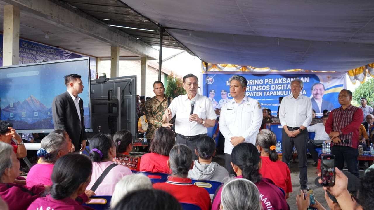 Ketua DEN Luhut Panjaitan didampingi Wabup Taput menyampaikan arahan di Desa Sitampurung Siborongborong.