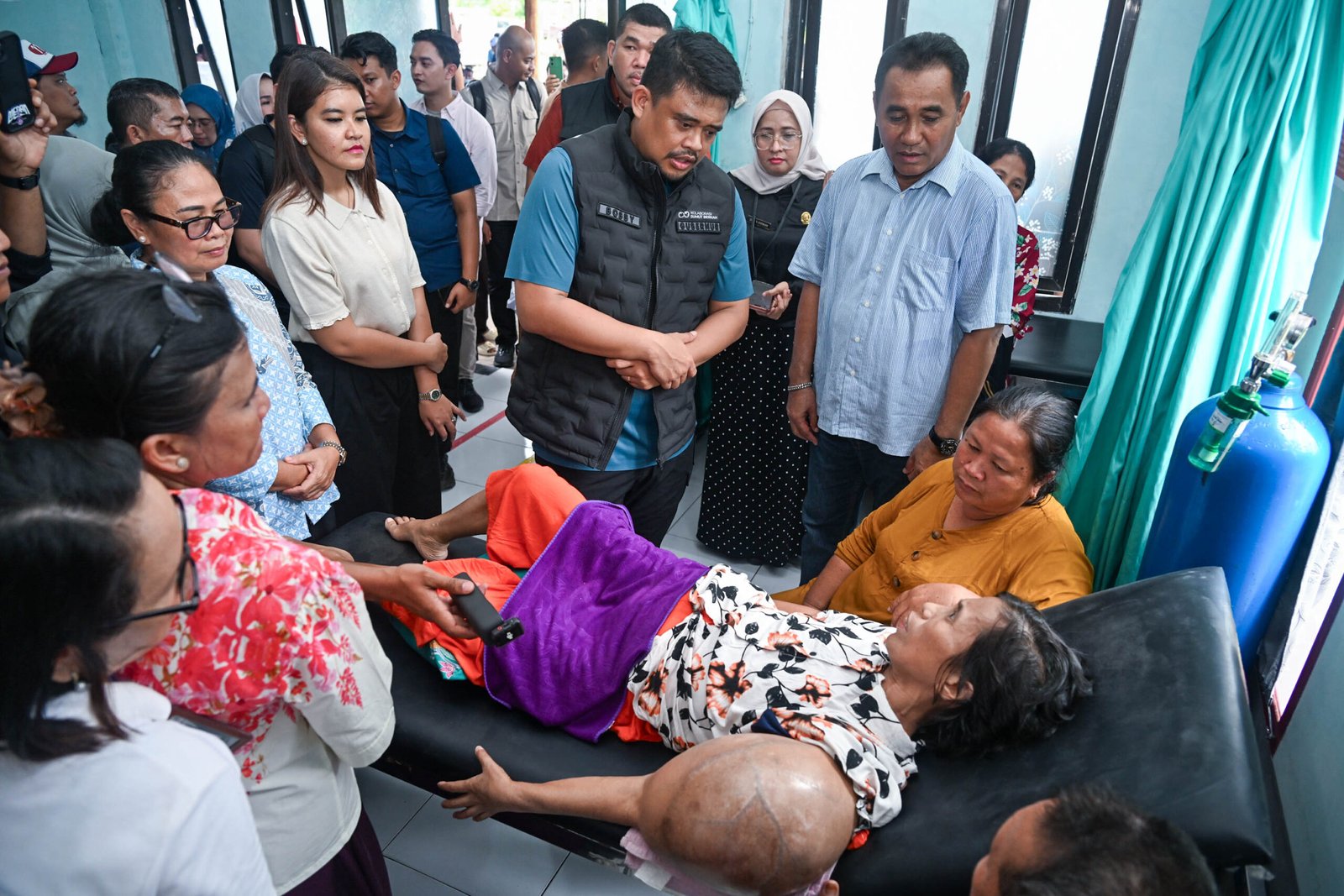 Gubernur Sumut Bobby Nasution bersama Ketua TP PKK Sumut Kahiyang Ayu mengunjungi Puskesmas Lagundri, Kabupaten Nias Selatan, Sabtu (18/7/2026). Gubernur Sumut juga mengunjungi pasien yang sedang ditangani di Bus Operasi Keliling Dinas Kesehatan Sumut.