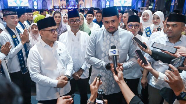 Gubernur Sumut Muhammad Bobby Afif Nasution menjawab pertanyaan wartawan usai menghadiri Pembukaan Musabaqah Tilawatil Qur'an (MTQ) ke-40 tingkat Provinsi Sumut di Lapangan Astaka, Jalan Williem Iskandar, Kabupaten Deliserdang, baru-baru ini.
