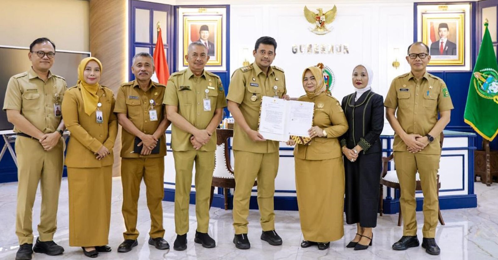 Gubernur Sumatera Utara (Sumut) Bobby Nasution menyerahkan Surat Keputusan (SK) kepada Wakil Bupati Langkat Tiorita Surbakti sebagai Pelaksana Tugas (Plt) Bupati Langkat di Kantor Gubernur Sumut Jalan Diponegoro Kota Medan, Senin (6/7/2026). Gubernur Sumut segera menyerahkan SK tersebut agar roda pemerintahan di Kabupaten Langkat tetap berjalan secara normal.
