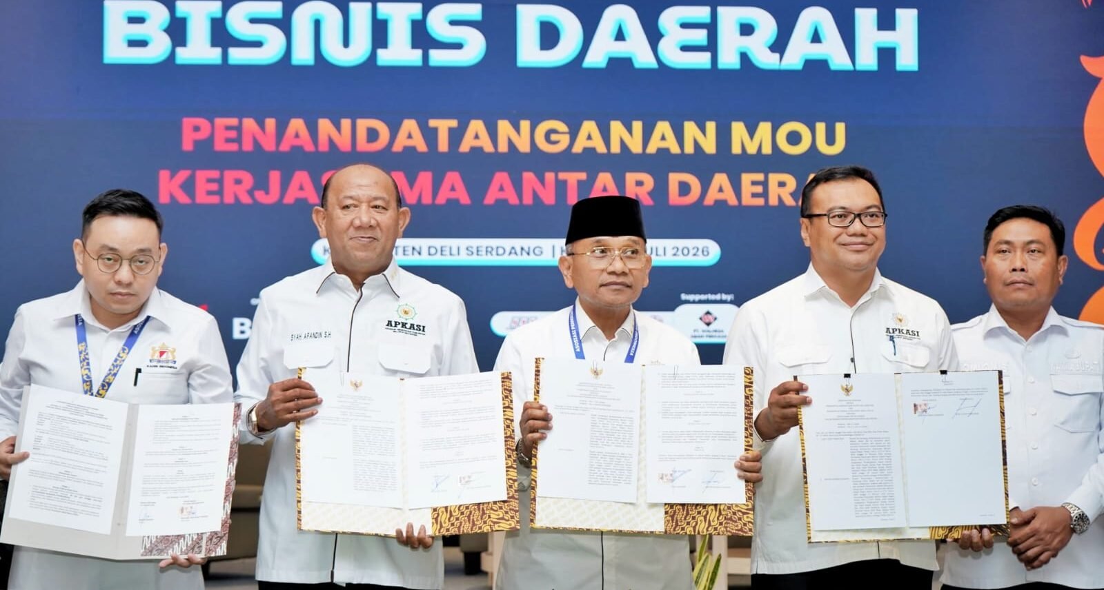 Bupati Simalungun (pakai peci) foto bersama usai penandatangan MoU .
