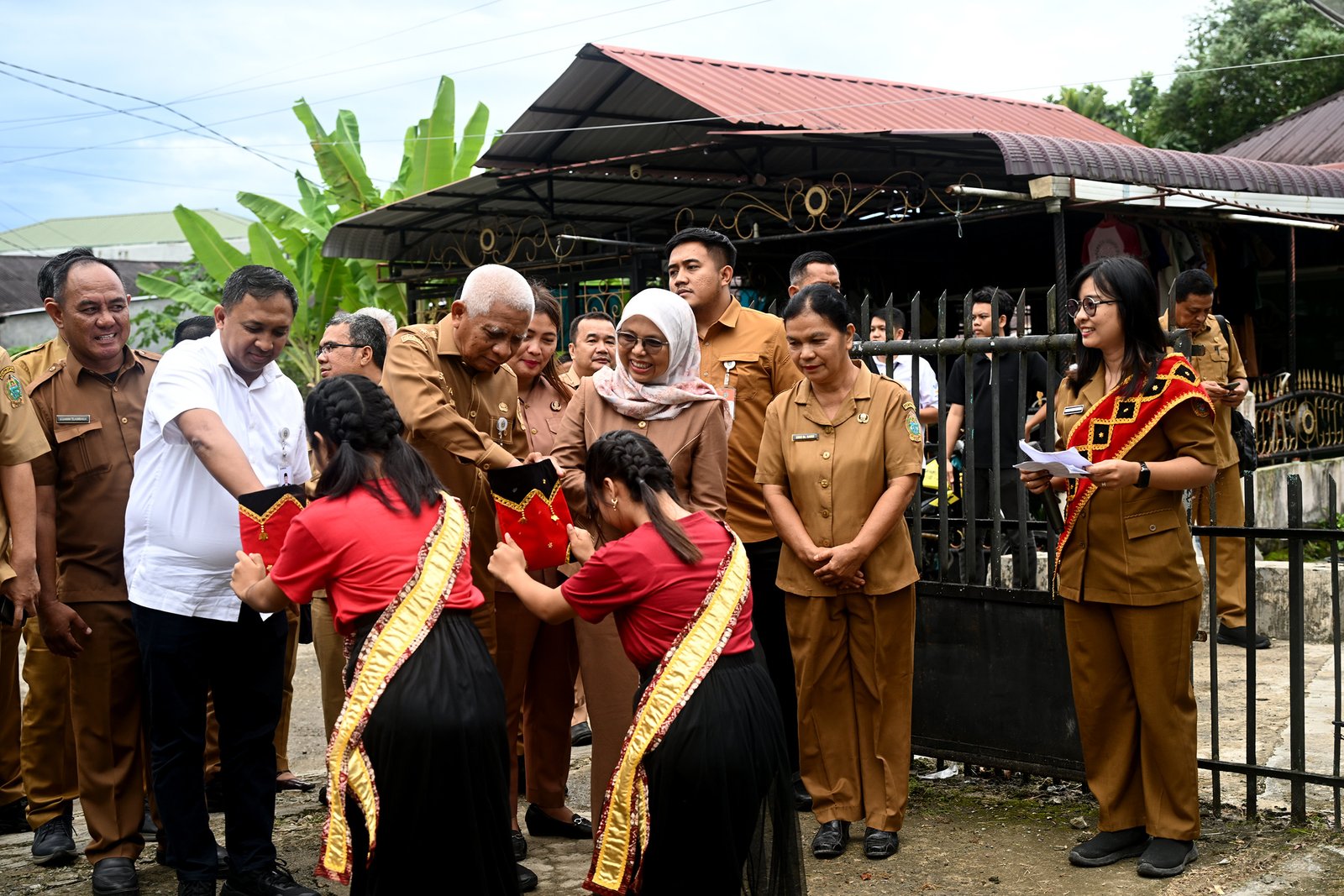 Wakil Gubernur (Wagub) Sumatera Utara (Sumut), H Surya didampingi Kepala Dinas Sosial Sumut Adi Putra Parlaungan dan Staf Ahli Gubernur Sumut Bidang Pendidikan, Kesehatan, Infrastruktur, dan Pemberdayaan Masyarakat Alfi Syahriza mengunjungi sekaligus memotivasi puluhan siswa penerima manfaat di UPTD Pelayanan Sosial Anak, Kota Gunungsitoli, Dinas Sosial Sumut, Senin (20/7/2026).