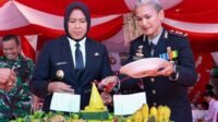 Wawako Herlina bersama Kapolres Pematangsiantar lakukan pemotongan kue tart Peringatan Hari Bhayangkara.
