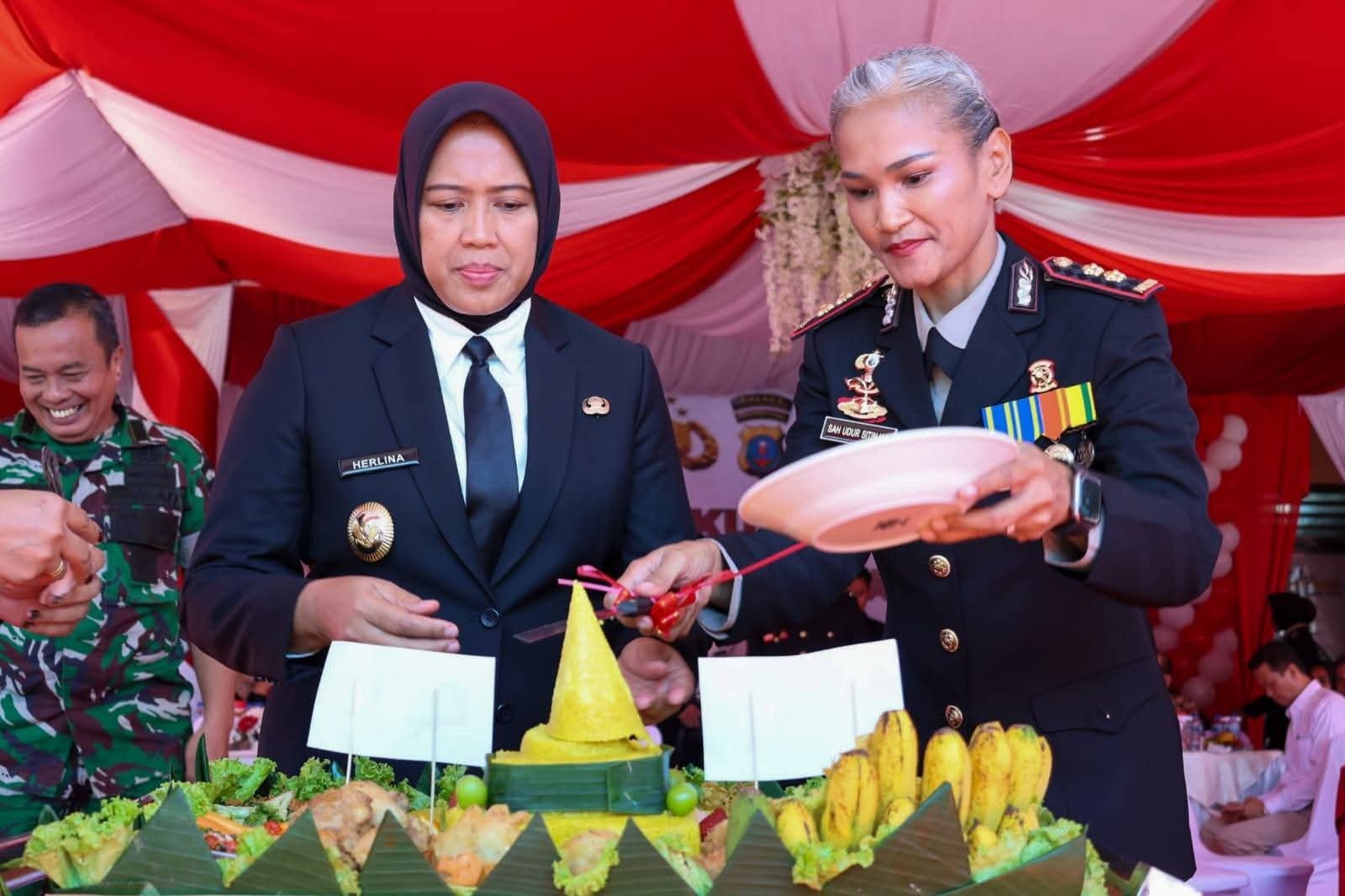 Wawako Herlina bersama Kapolres Pematangsiantar lakukan pemotongan kue tart Peringatan Hari Bhayangkara.