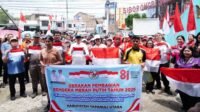 BENDERA MERAH PUTIH Bupati Taput JTP Hutabarat pimpin gerakan pembagian bendera di Siborongborong.