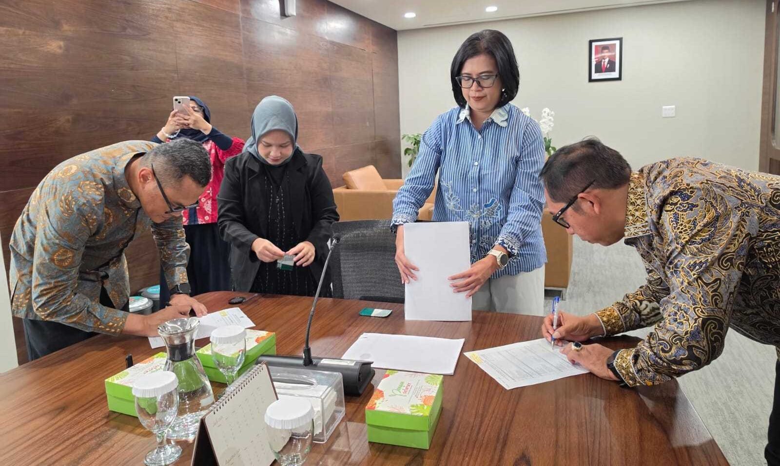 Penandatanganan adendum perjanjian PEN 2020 bersama dirut SMI Faaris Pranawa.