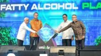 Bupati Simalungun -- Penekanan tombol tanda Peresmian Pengembangan Operasional Produksi PT UOI di KEK Sei Mangkei.