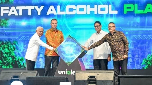 Penekanan tombol tanda Peresmian Pengembangan Operasional Produksi PT UOI di KEK Sei Mangkei.